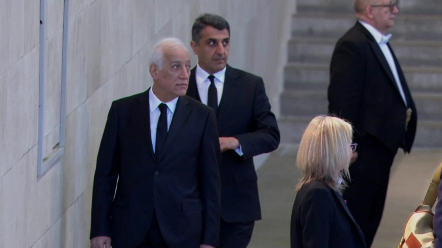 Presidente armenio levanta polémica con una foto frente al ataúd de