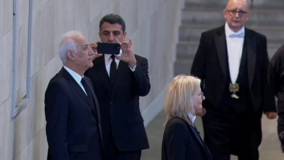 Presidente armenio levanta polémica con una foto frente al ataúd de Isabel II - presidente-de-armenia-es-fotografiado-al-visitar-capilla-ardiente-de-la-reina-isabel-ii