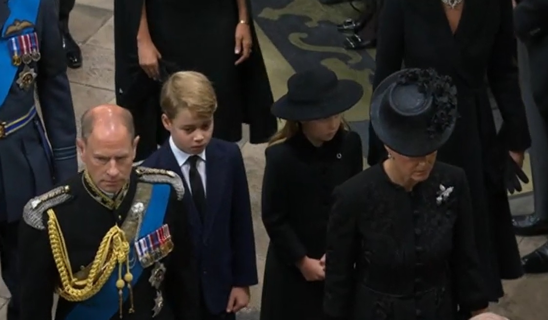 Príncipes Jorge y Carlota asisten al funeral de Isabel II