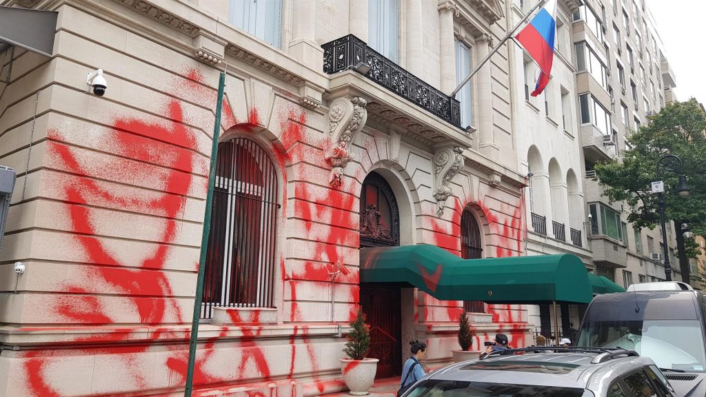Vandalizan consulado ruso en Nueva York con pintura roja - protesta-en-consulado-de-rusia-en-ny-por-anexion-de-territorios-ucranianos-1024x576