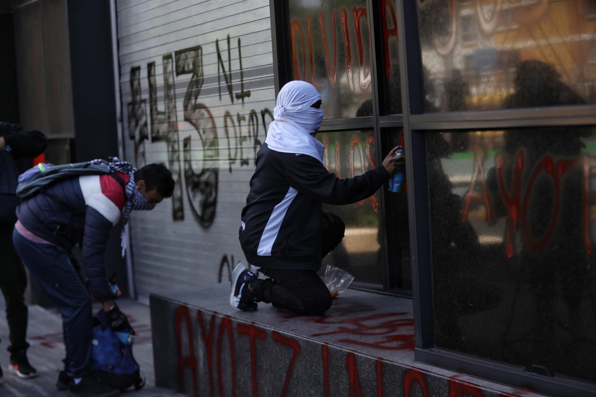 Violencia en protestas por Ayotzinapa buscan enrarecer y desacreditar: AMLO
