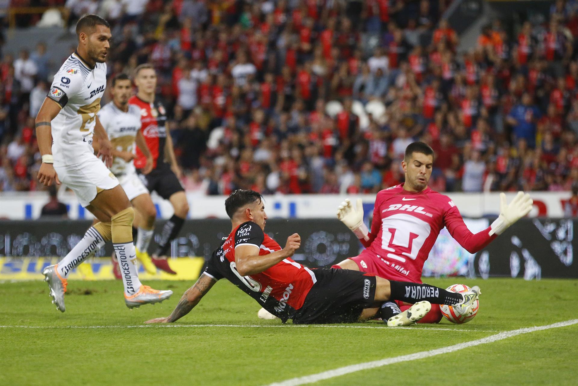 Pumas y Atlas siguen sin salir de la crisis: empatan a cero goles en el Jalisco