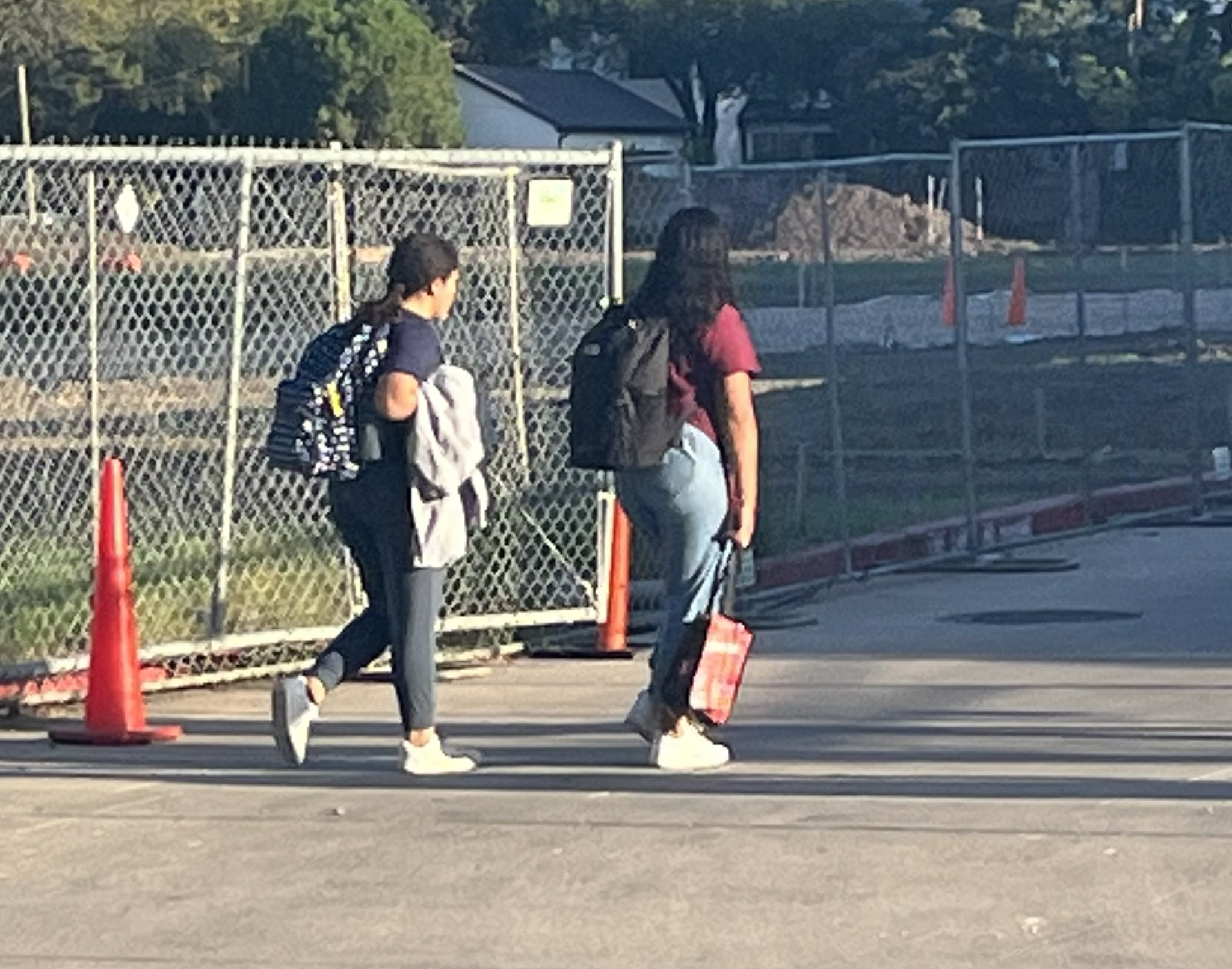 Alumnos recelosos vuelven a clases en Uvalde tres meses después de matanza Alumnos recelosos vuelven a clases en Uvalde tres meses después de matanza