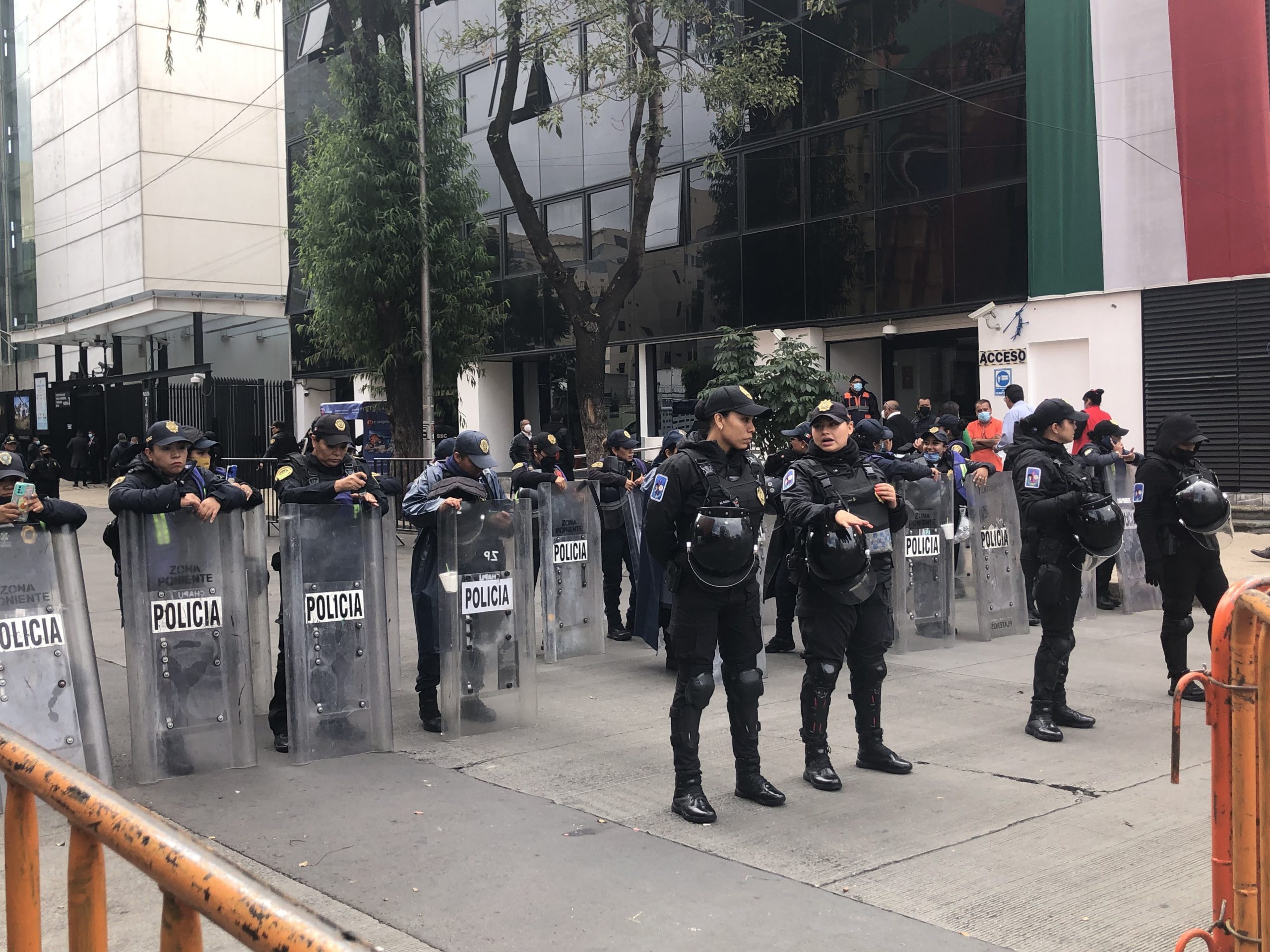 Policías resguardan Senado por discusión de reforma sobre Guardia Nacional Policías resguardan Senado por discusión de reforma sobre Guardia Nacional