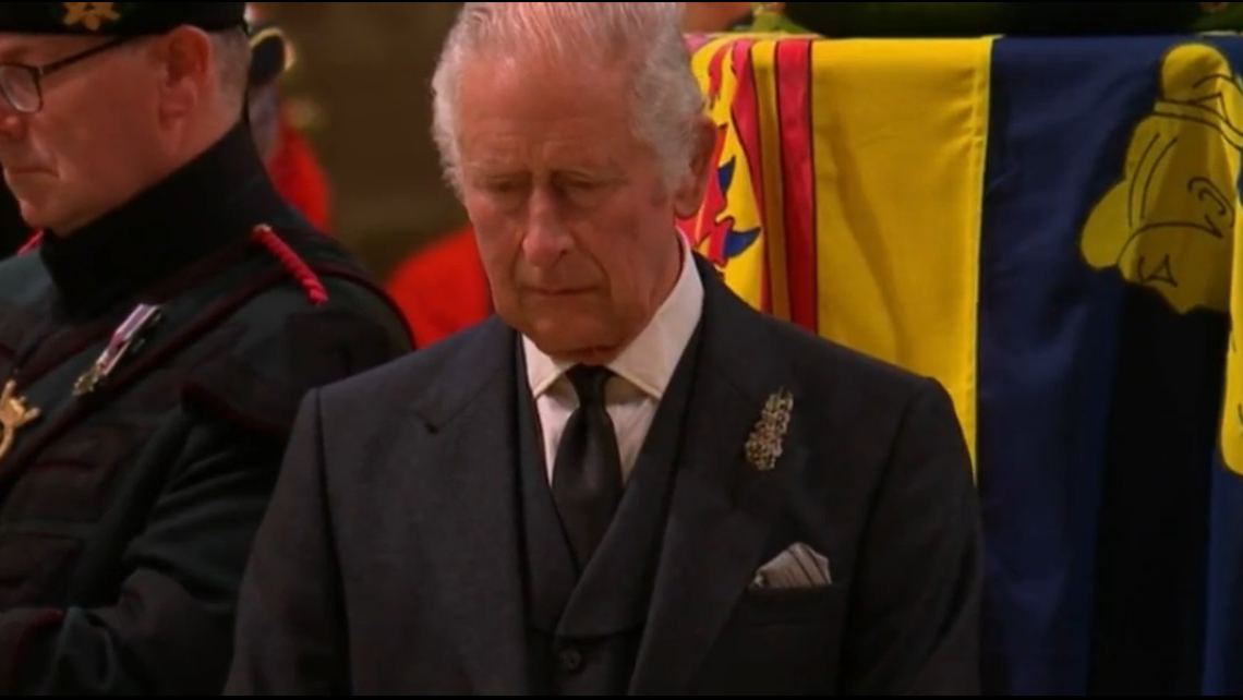 Hijos de Isabel II guardan vigilia junto al féretro de su madre Hijos de Isabel II guardan vigilia junto al féretro de su madre