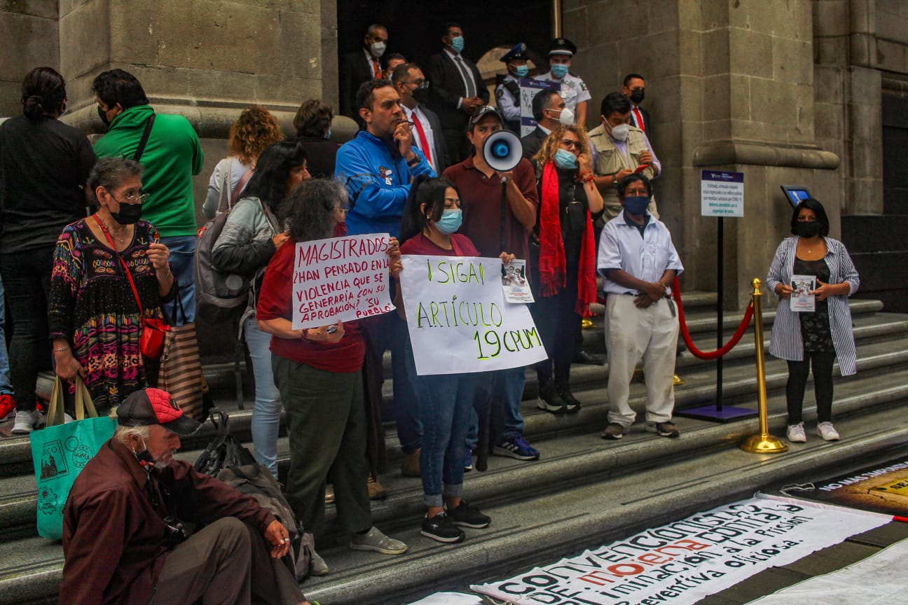 Simpatizantes de Morena celebran decisión de la Corte de posponer debate sobre prisión preventiva