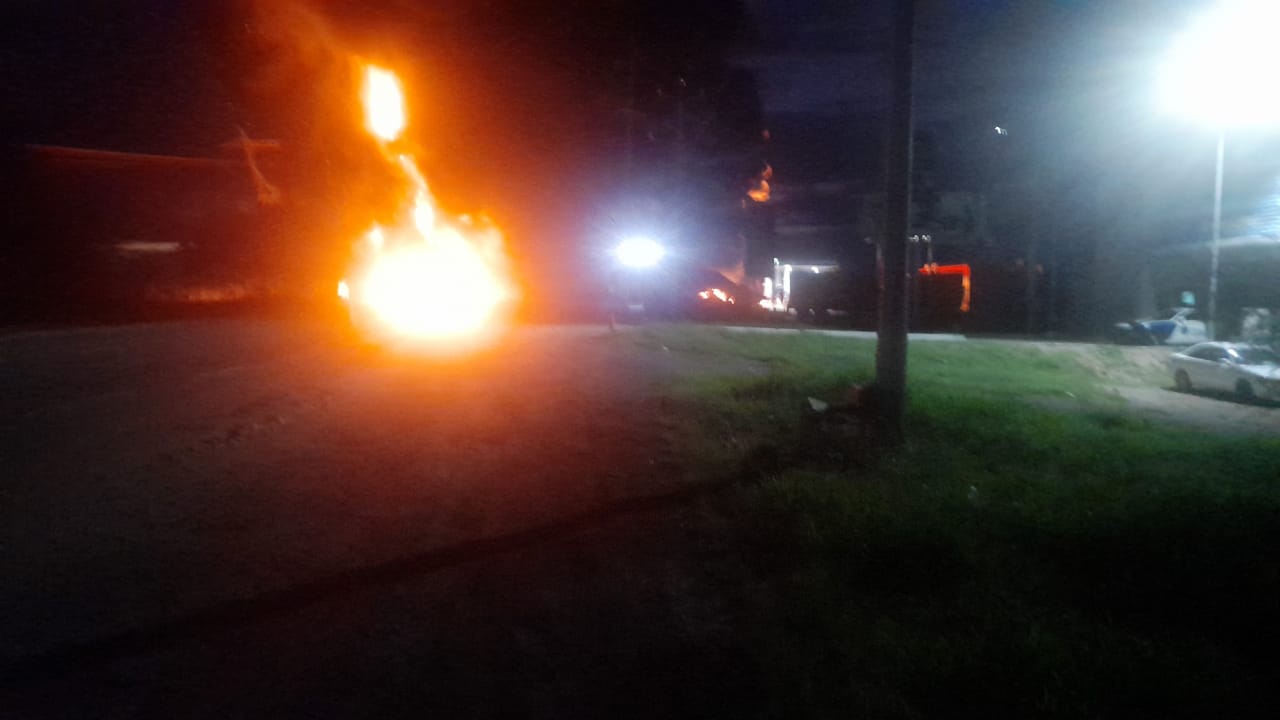 Doble remolque se desprende de pipa y e incendia seis tractocamiones en Tamaulipas