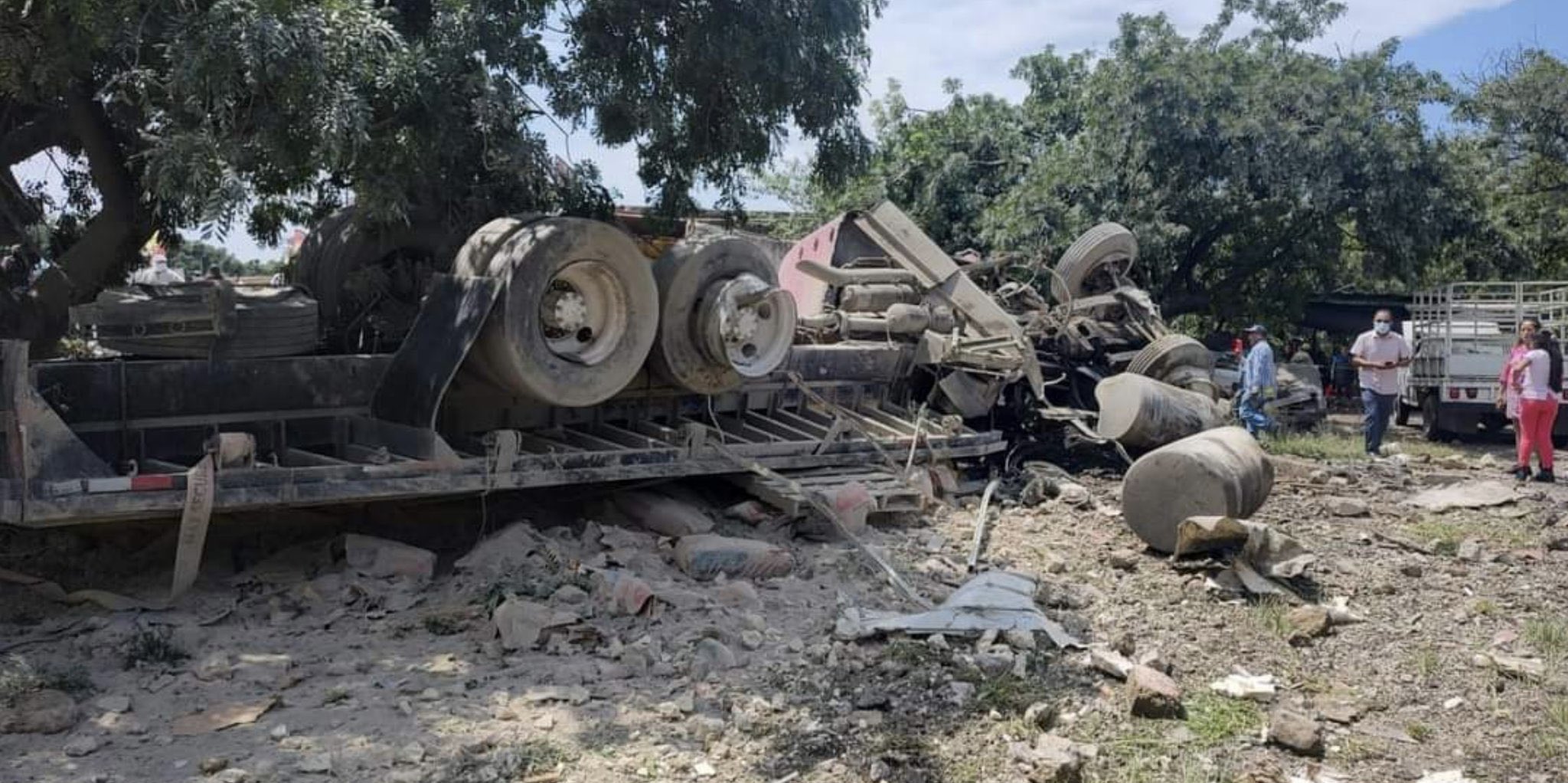 #Video Tráiler sin frenos se estrella contra autos y casas en Morelos