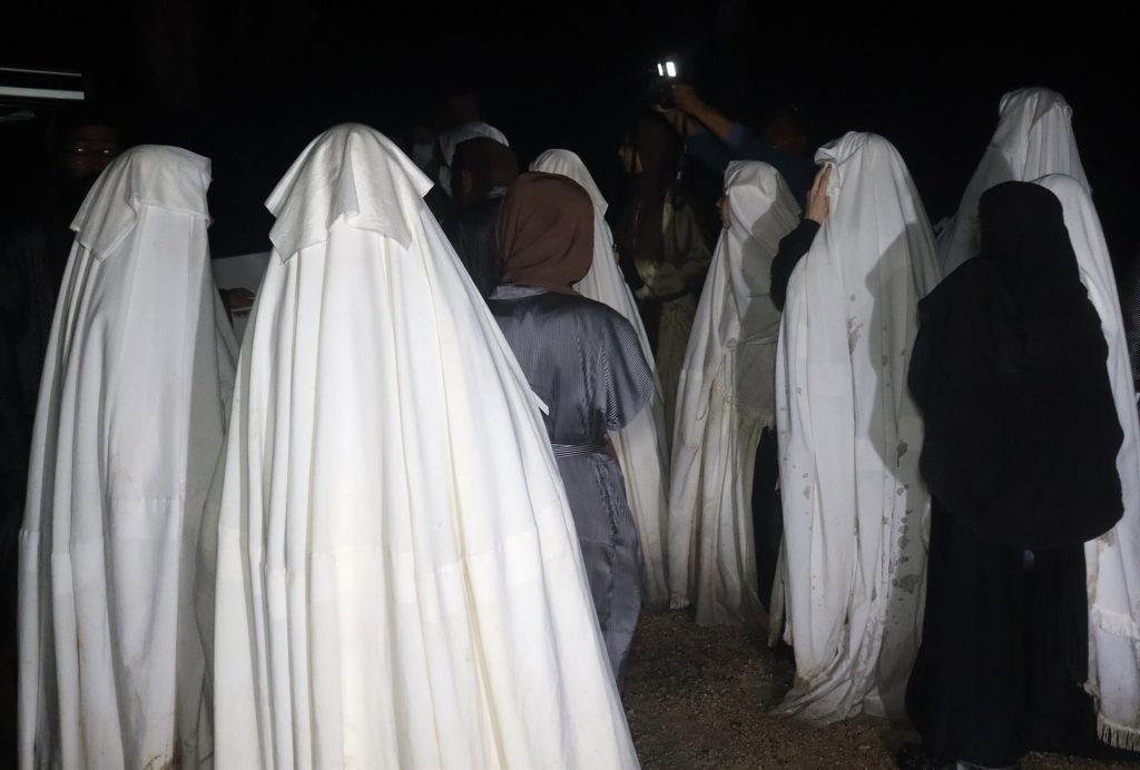 #Video Migrantes judíos se fugan del DIF de Huixtla, en Chiapas - tras-escapar-los-migrantes-judios-se-fueron-caminando-sobre-la-carretera-1024x692