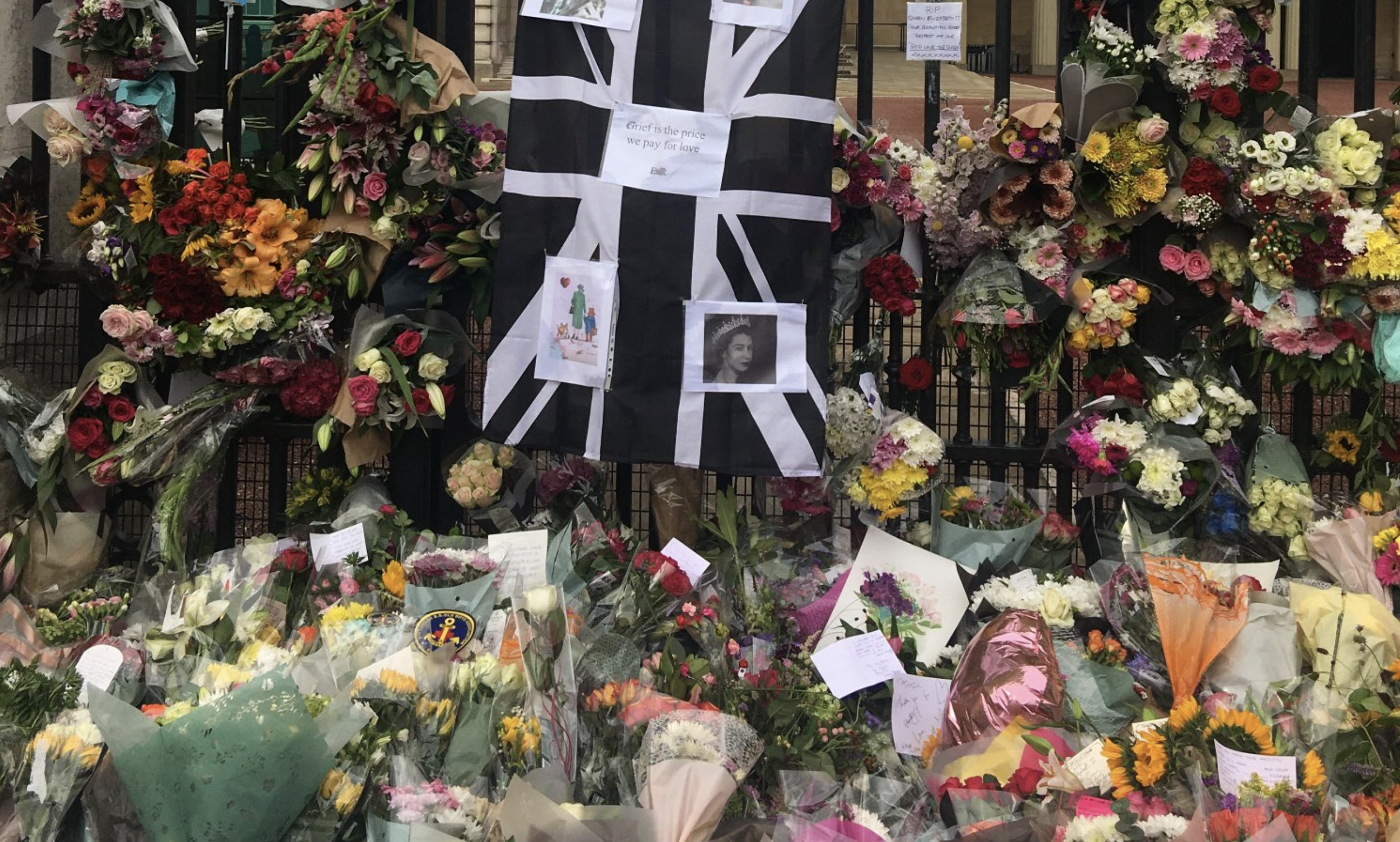 Cientos de personas acuden a residencias reales en el duelo por Isabel II Cientos de personas acuden a residencias reales en el duelo por Isabel II