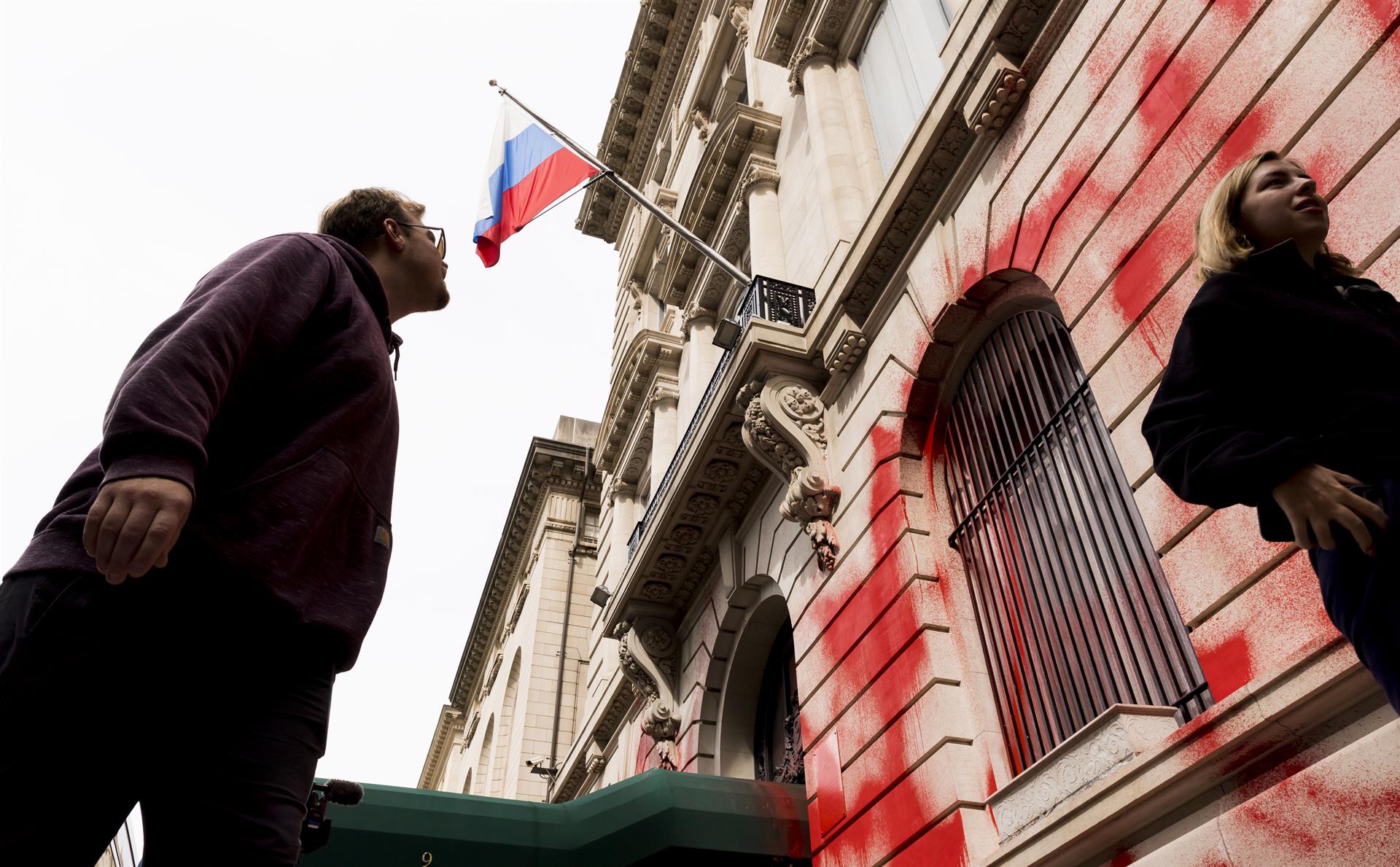 Vandalizan consulado ruso en Nueva York con pintura roja Vandalizan consulado ruso en Nueva York con pintura roja