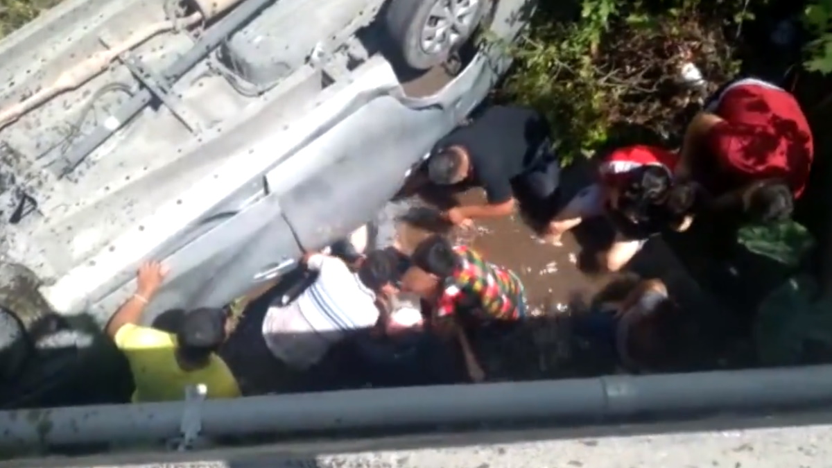 #Video Rescatan a familia que cayó de puente de Santiago, Nuevo León