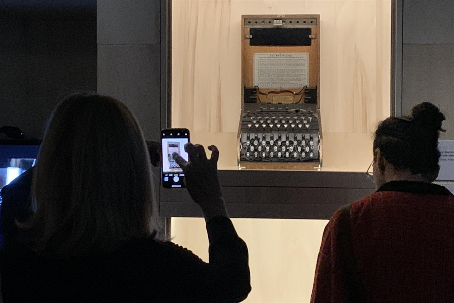 Una exposición “Top secret” indaga en París sobre el mundo del cine de espías