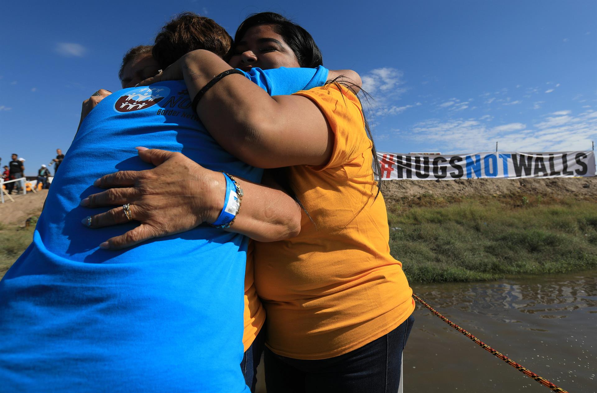 Migrantes mexicanos cruzan frontera para volver a ver a seres queridos