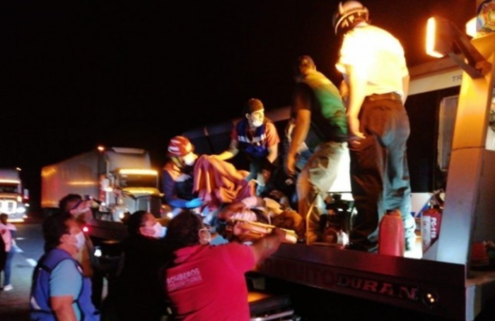 Choque entre autobús y tractocamiones en Veracruz deja 14 heridos