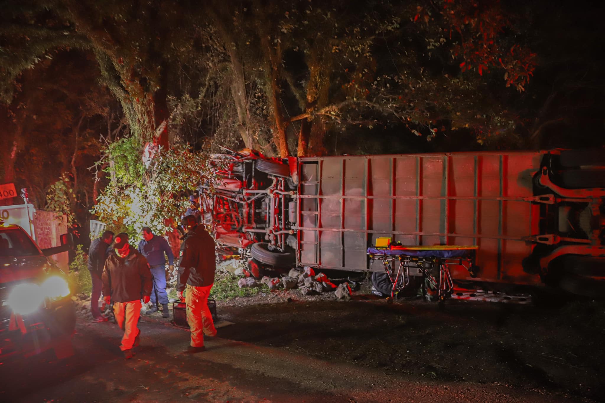 Cuatro muertos y varios heridos tras volcar autobús en Morelos