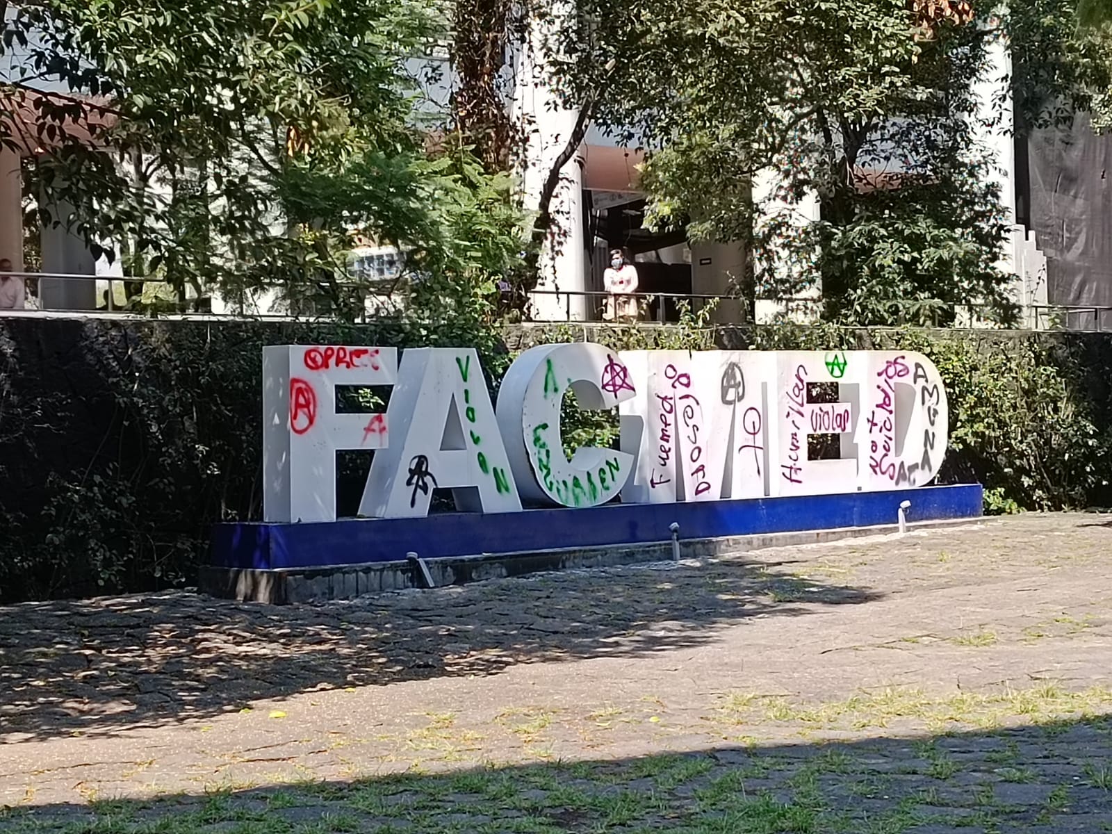 Encapuchadas vandalizan Facultad de Medicina; protestarán por violencia de género Encapuchadas vandalizan Facultad de Medicina; protestarán por violencia de género