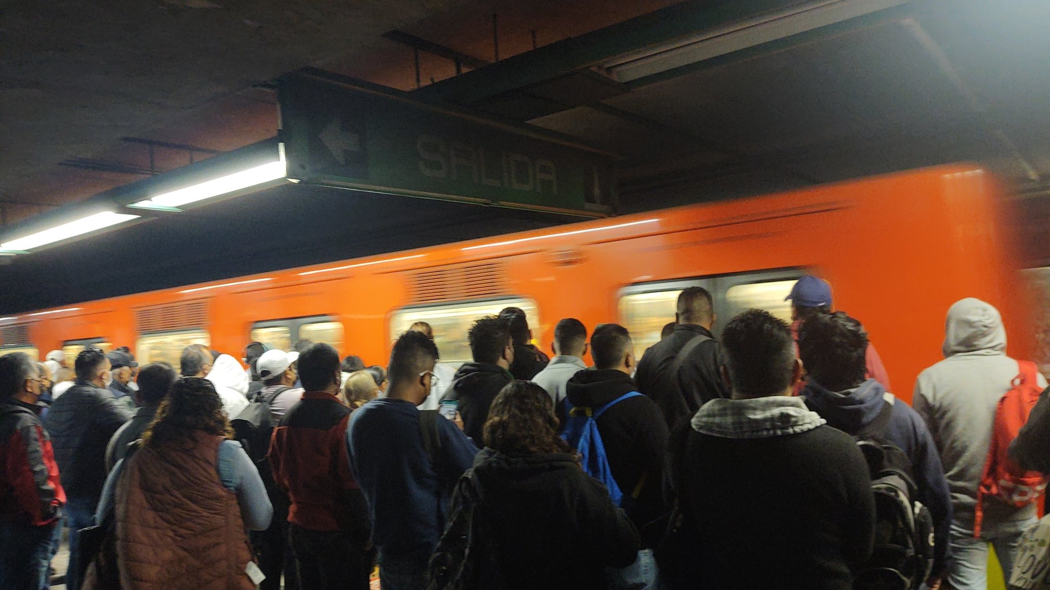 Lluvias en CDMX provocan retrasos en el Metro