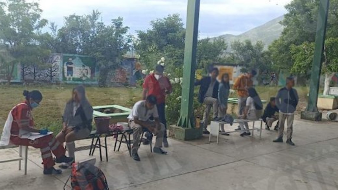 Se intoxican 30 alumnos en secundaria de Iguala; 3 fueron hospitalizados Se intoxican 30 alumnos en secundaria de Iguala; 3 fueron hospitalizados
