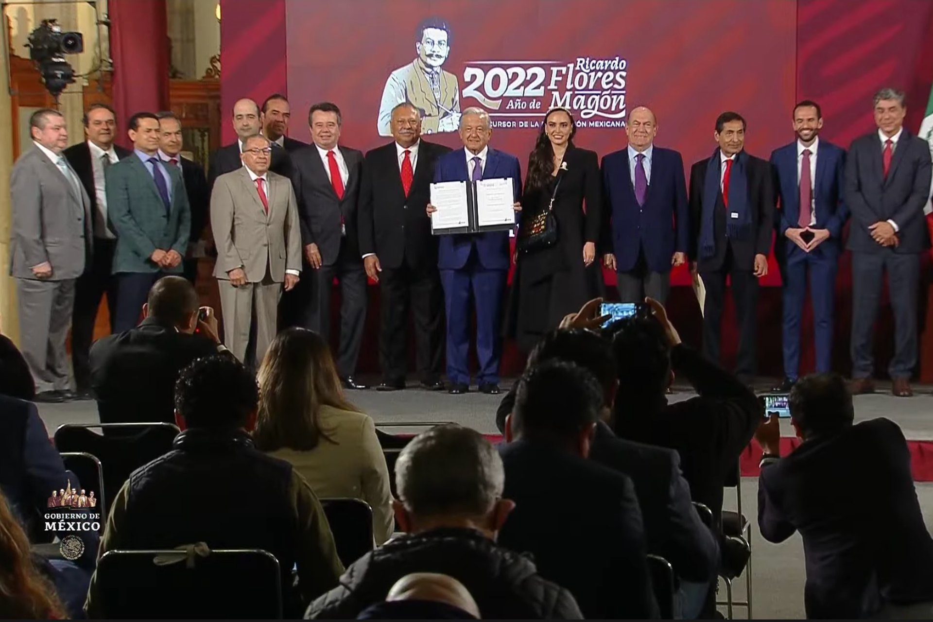 Presenta AMLO acuerdo con empresarios para contener inflación y carestía Presenta AMLO acuerdo con empresarios para contener inflación y carestía