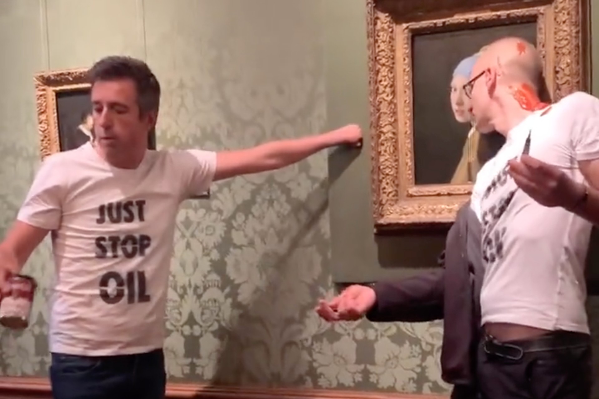 Activistas del clima atacan obra “Joven de la Perla” de Vermeer en La Haya Activistas del clima atacan obra “Joven de la Perla” de Vermeer en La Haya