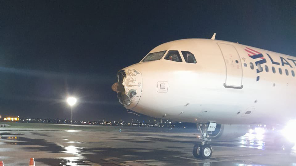 #Video Avión aterriza de emergencia en Paraguay sin un motor y graves daños #Video Avión aterriza de emergencia en Paraguay sin un motor y graves daños