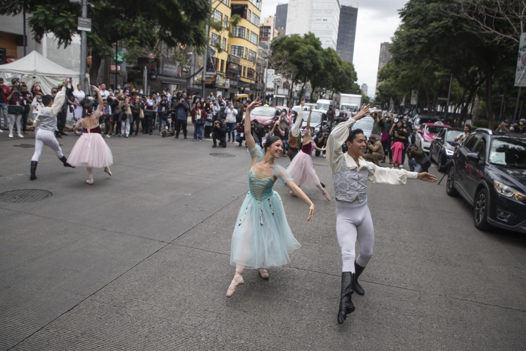 Bailarines danzan en calles de CDMX para democratizar el arte - bailarines-giselle-calles-cdmx-1024x683