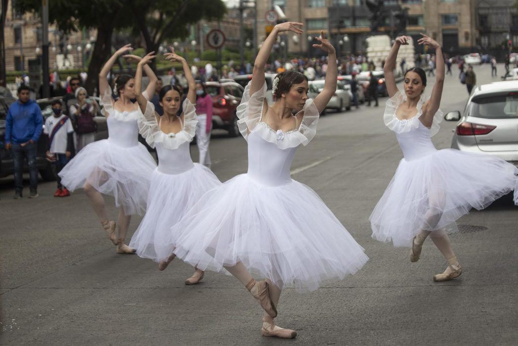 Bailarines danzan en calles de CDMX para democratizar el arte - bailarines-giselle-calles-cdmx-2-1024x683