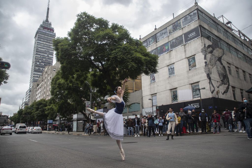 Bailarines danzan en calles de CDMX para democratizar el arte - bailarines-giselle-calles-cdmx-3-1024x683