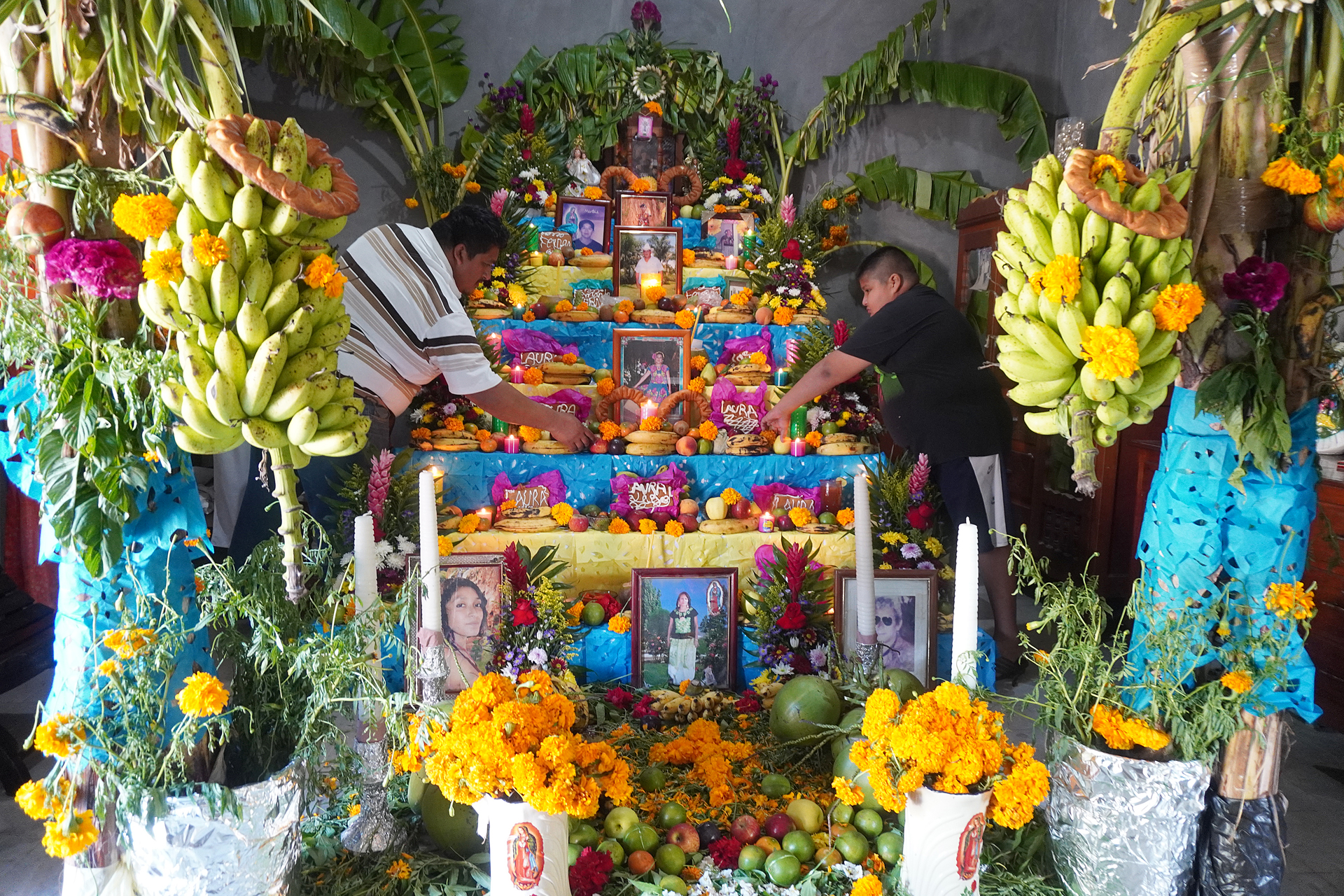 Mexicanos ponen altar de Día de Muertos pese a inflación; ofrenda costará 18 % más Mexicanos ponen altar de Día de Muertos pese a inflación; ofrenda costará 18 % más
