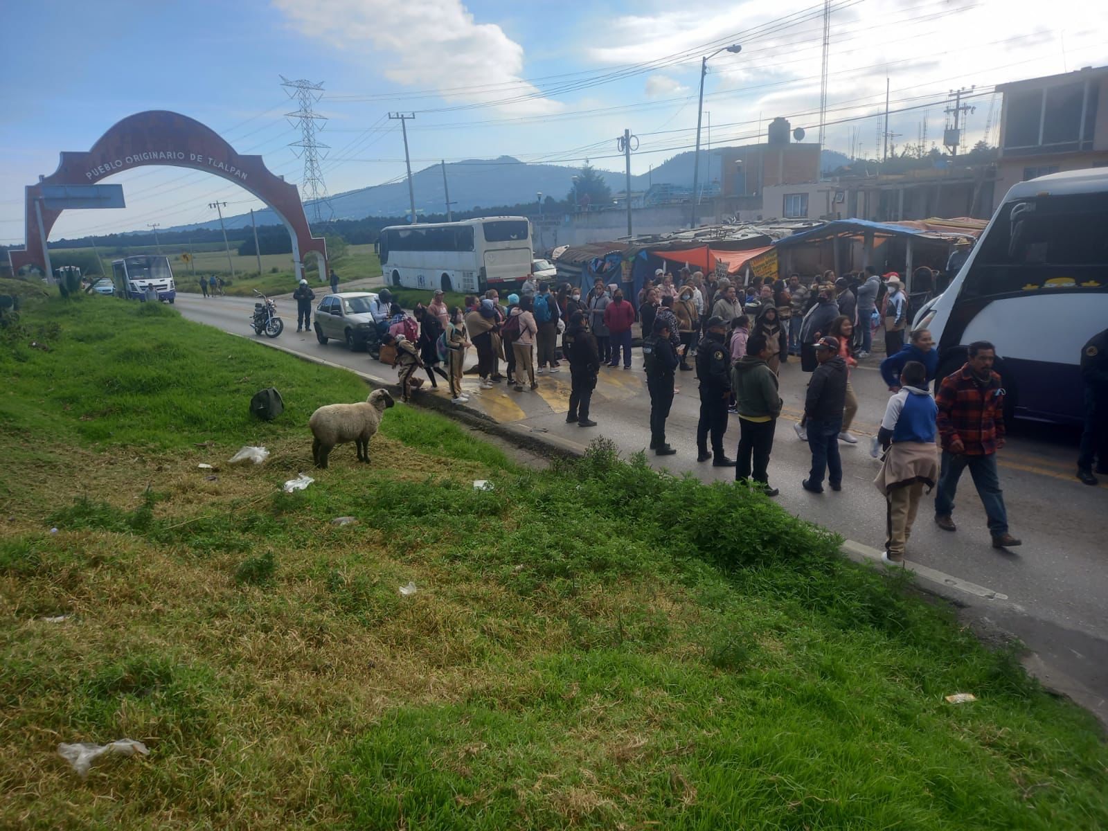 Manifestantes bloquean carretera federal México-Cuernavaca Manifestantes bloquean carretera federal México-Cuernavaca