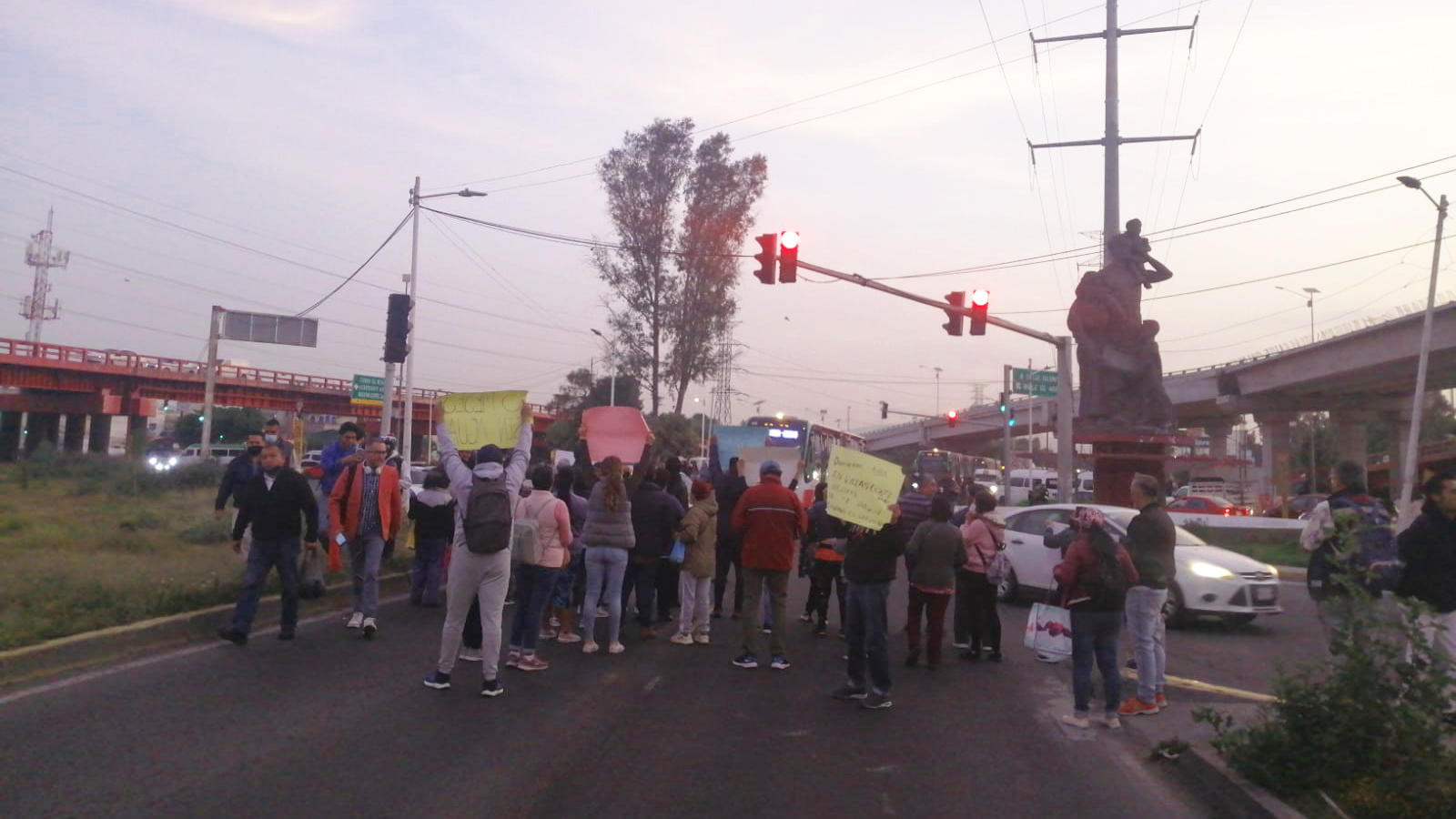 Bloquean Avenida Central en Ecatepec por falta de agua Bloquean Avenida Central en Ecatepec por falta de agua