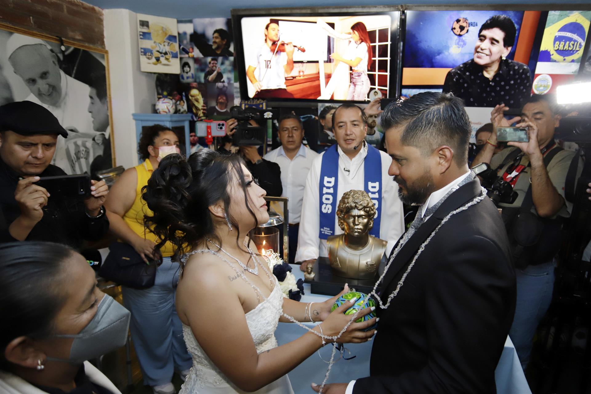 Iglesia de Maradona en México realiza primera boda religiosa