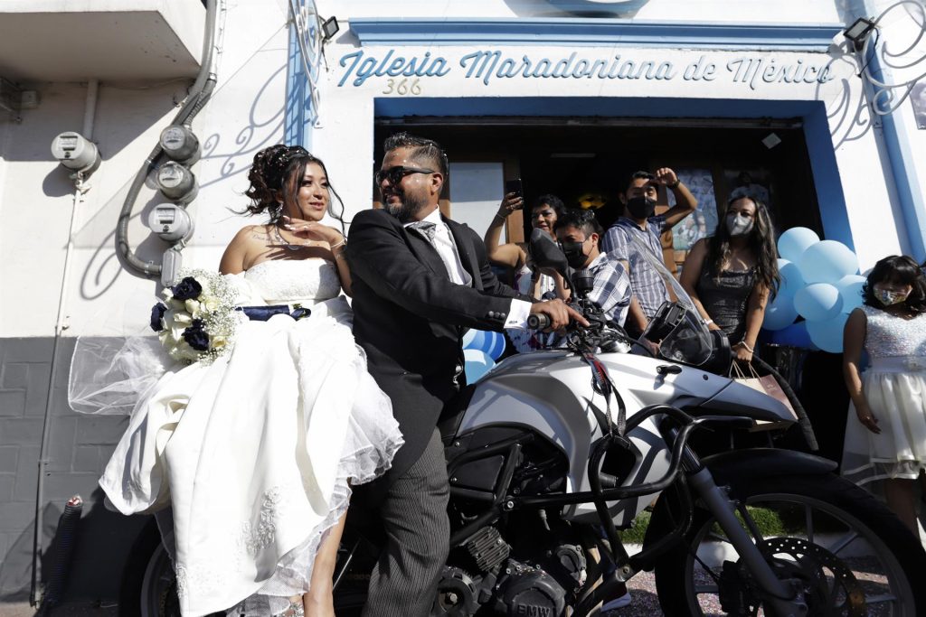 Iglesia de Maradona en México realiza primera boda religiosa - boda-en-iglesia-maradoniana-1024x683