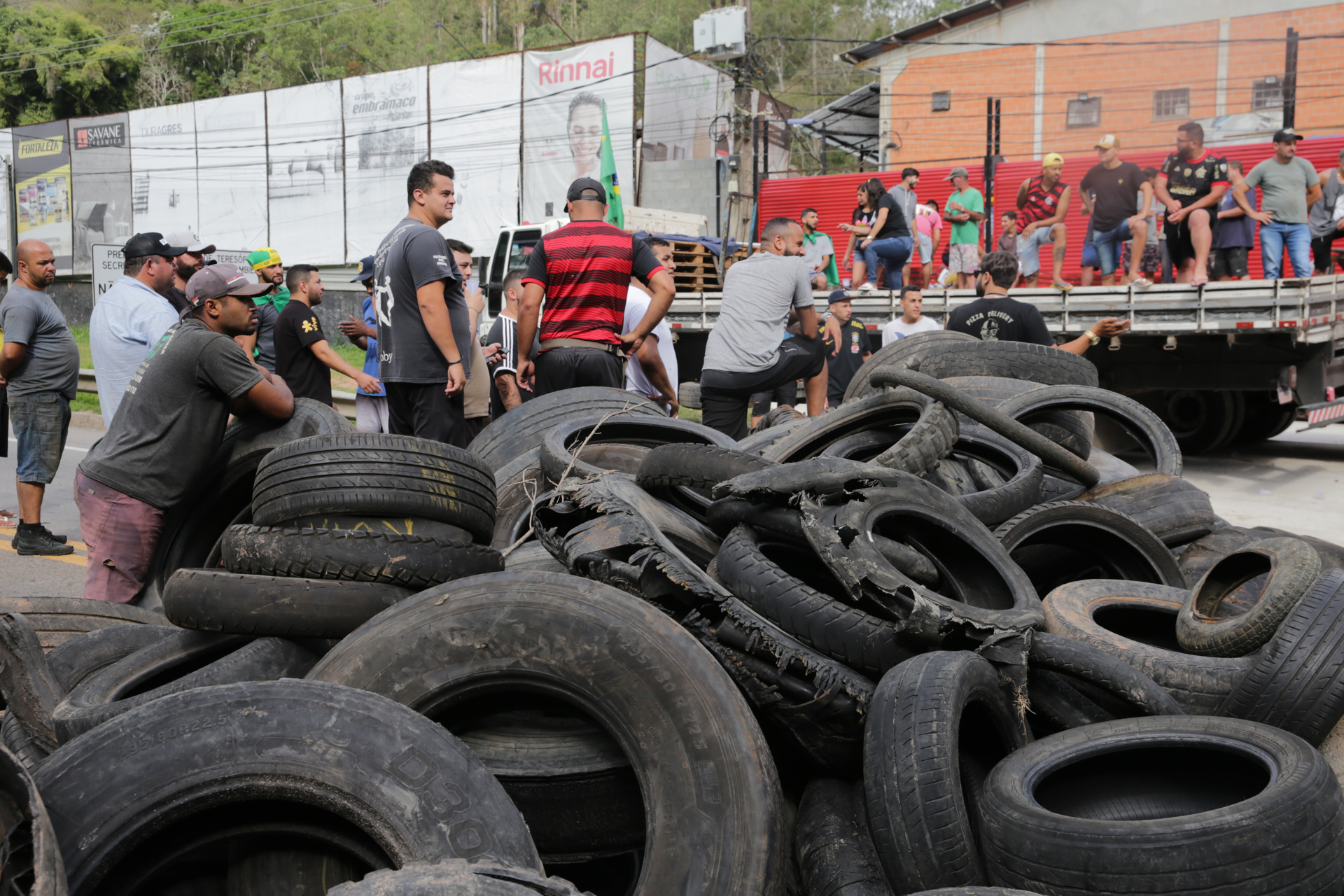 Bolsonaristas bloquean carreteras en Brasil tras resultado electoral