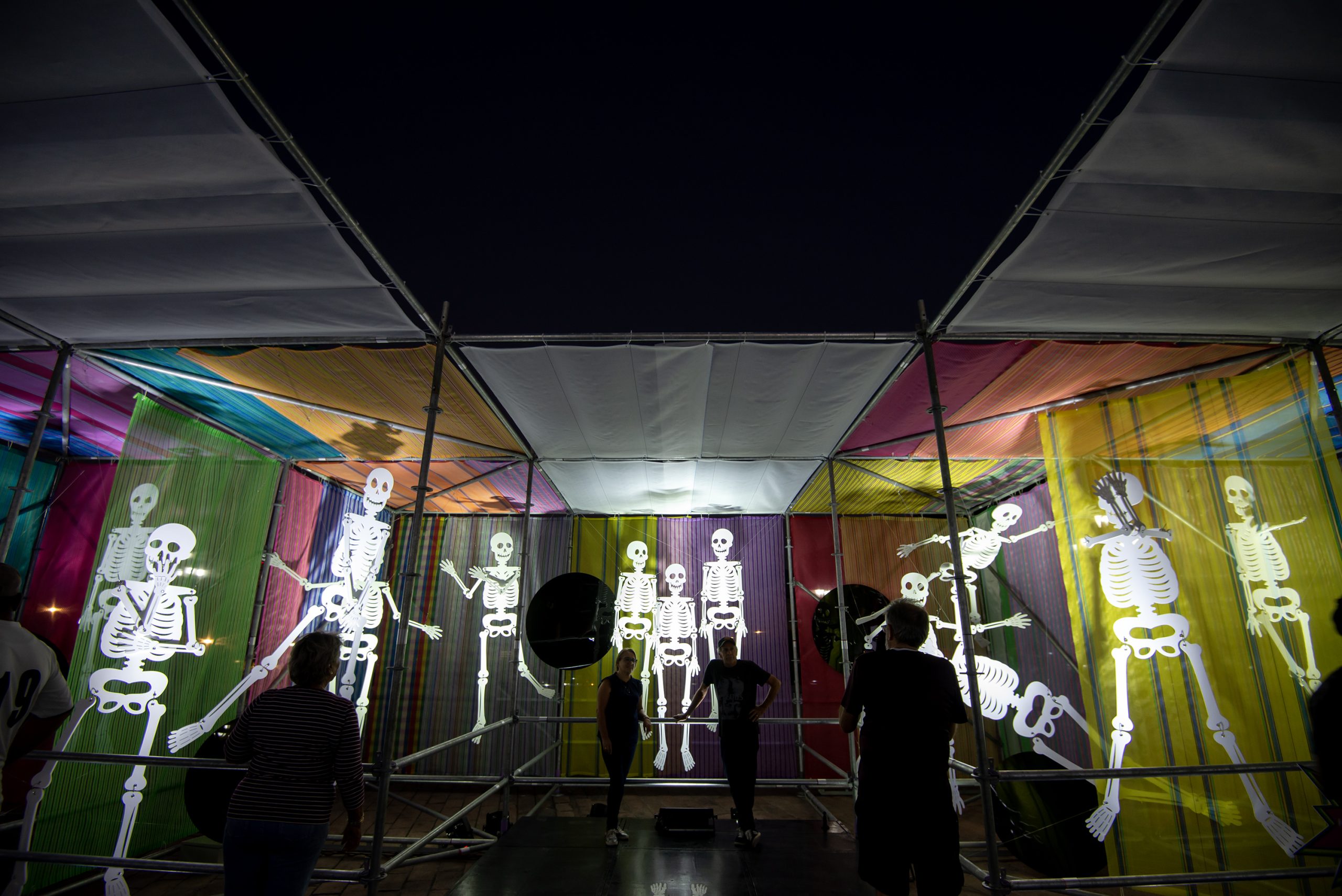 Colocan altar de muertos inmersivo de 21 metros en Monterrey