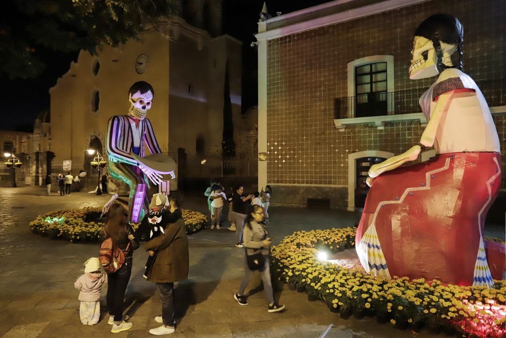 Instalan calaveras gigantes en Puebla previo al Día de Muertos - calaveras-gigantes-atlixco-puebla-2-1024x683