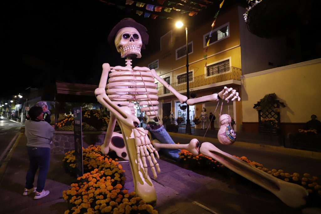 Instalan calaveras gigantes en Puebla previo al Día de Muertos - calaveras-gigantes-atlixco-puebla-3-1024x683