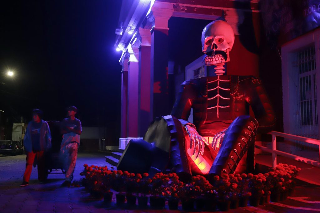 Instalan calaveras gigantes en Puebla previo al Día de Muertos - calaveras-gigantes-atlixco-puebla-4-1024x683