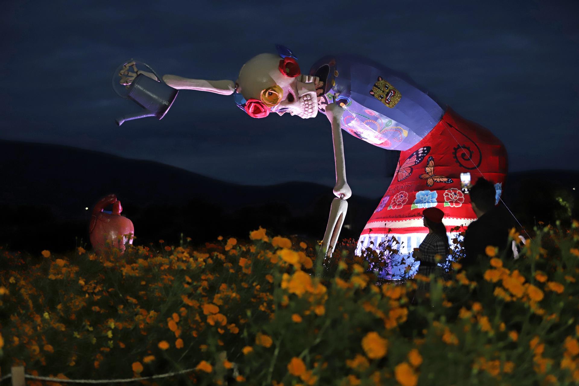 Instalan calaveras gigantes en Puebla previo al Día de Muertos