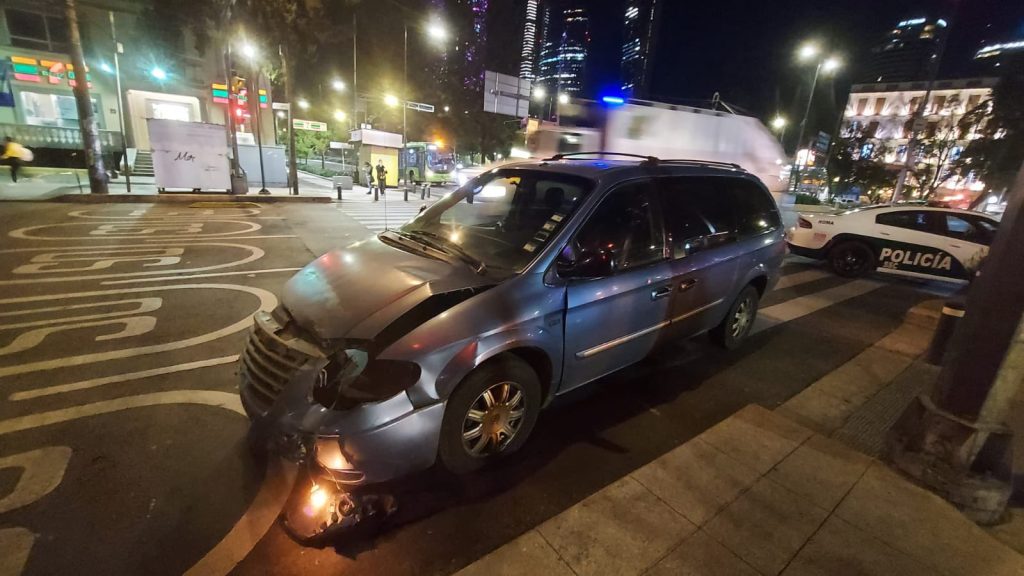 Volcadura sobre Av. Chapultepec deja 4 adultos mayores heridos - camioneta-que-choco-auto-y-lo-hizo-volcar-sobre-av-chapultepec-1024x576