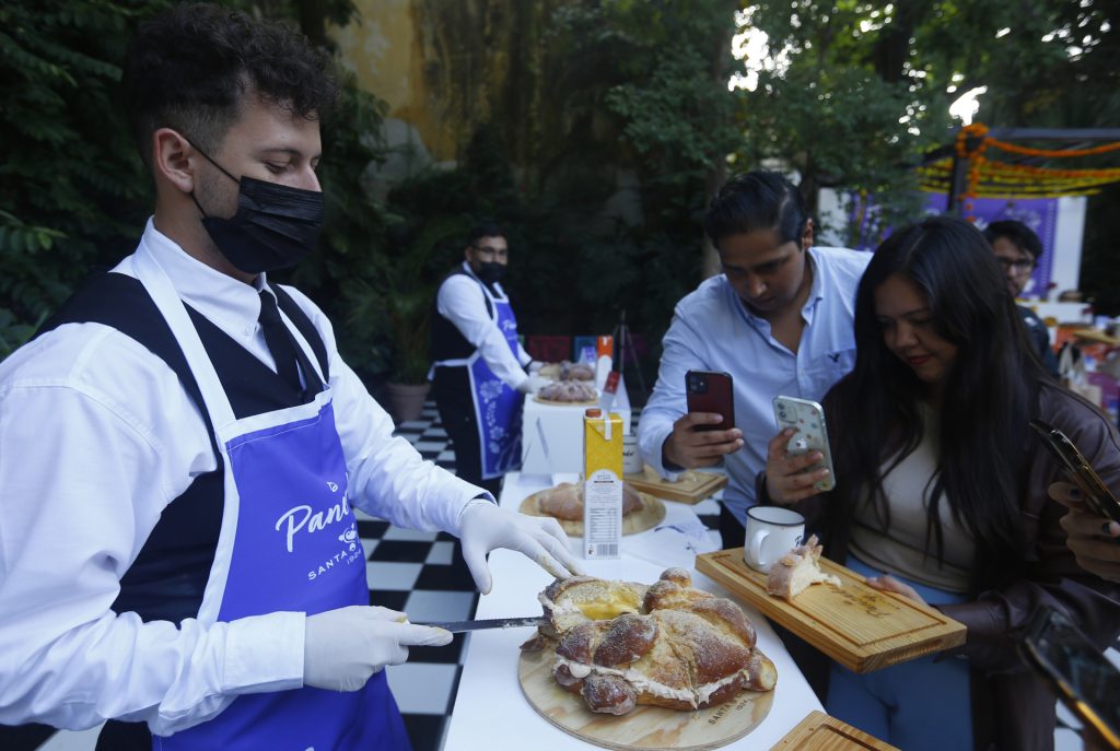 Ceniza de maíz y azúcar de cempasúchil crean nuevo pan de muerto en México - ceniza-de-maiz-y-azucar-de-cempasuchil-crean-nuevo-pan-de-muerto-en-mexico-1024x687