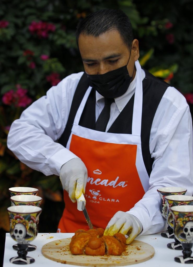 Ceniza de maíz y azúcar de cempasúchil crean nuevo pan de muerto en México - ceniza-de-maiz-y-azucar-de-cempasuchil-crean-nuevo-pan-de-muerto-en-mexico-2-739x1024