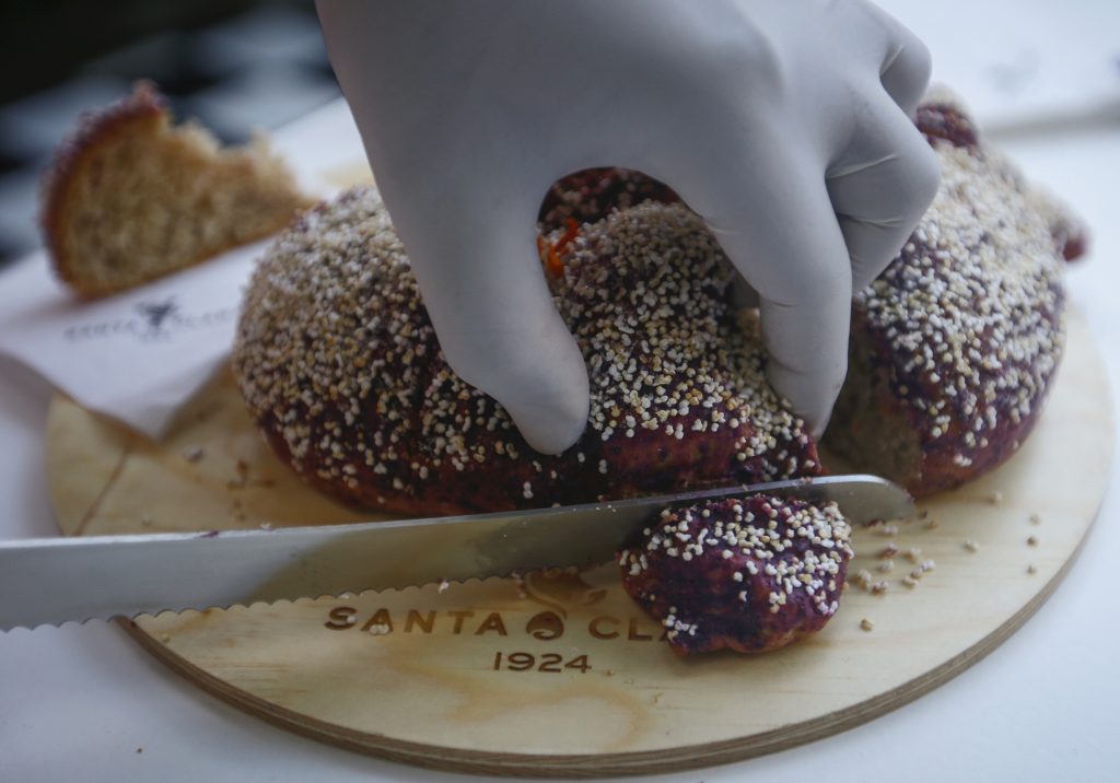 Ceniza de maíz y azúcar de cempasúchil crean nuevo pan de muerto en México - ceniza-de-maiz-y-azucar-de-cempasuchil-crean-nuevo-pan-de-muerto-en-mexico-3-1024x716