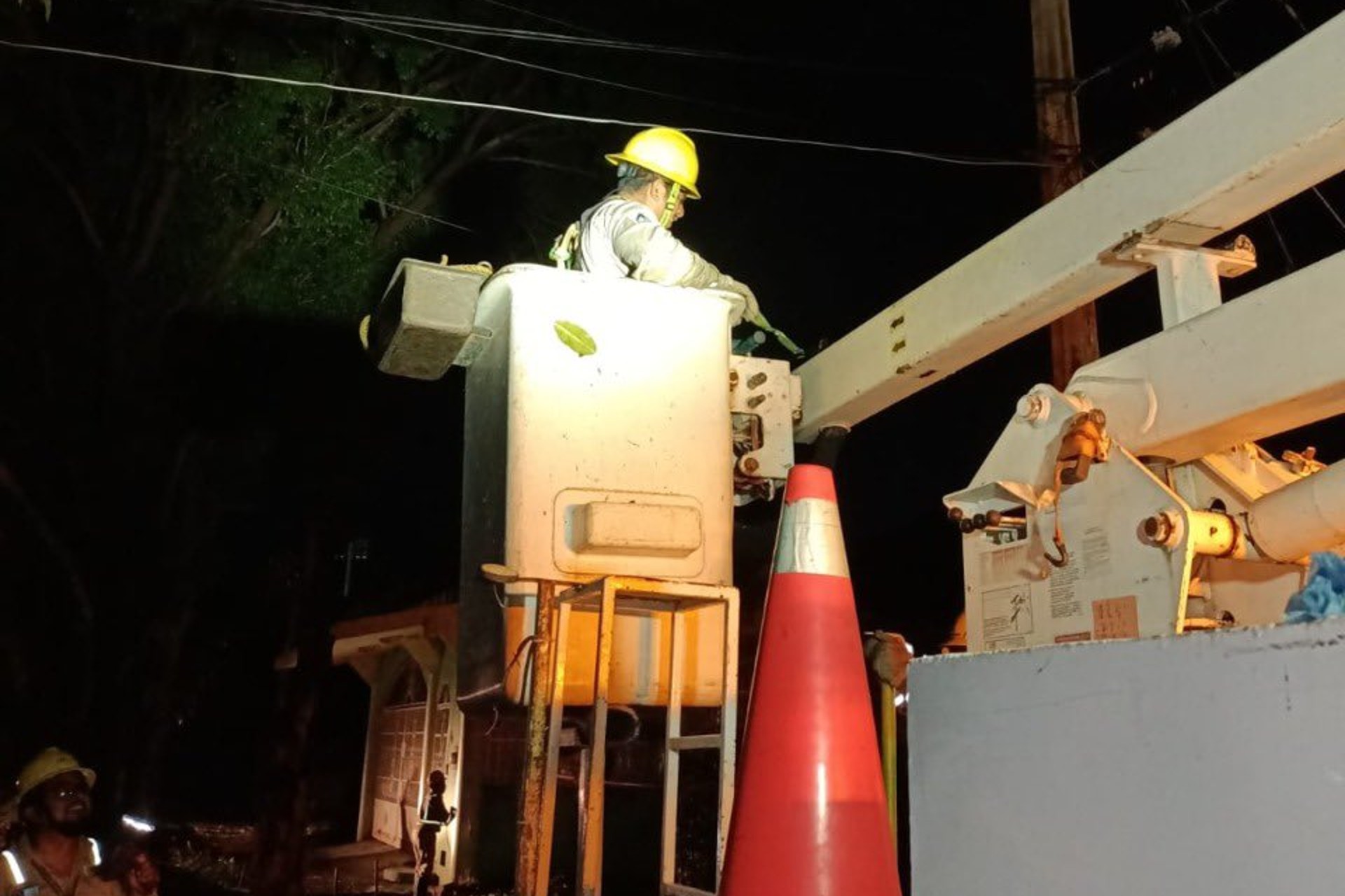 CFE restablece suministro eléctrico en Campeche y Tabasco tras Karl CFE restablece suministro eléctrico en Campeche y Tabasco tras Karl