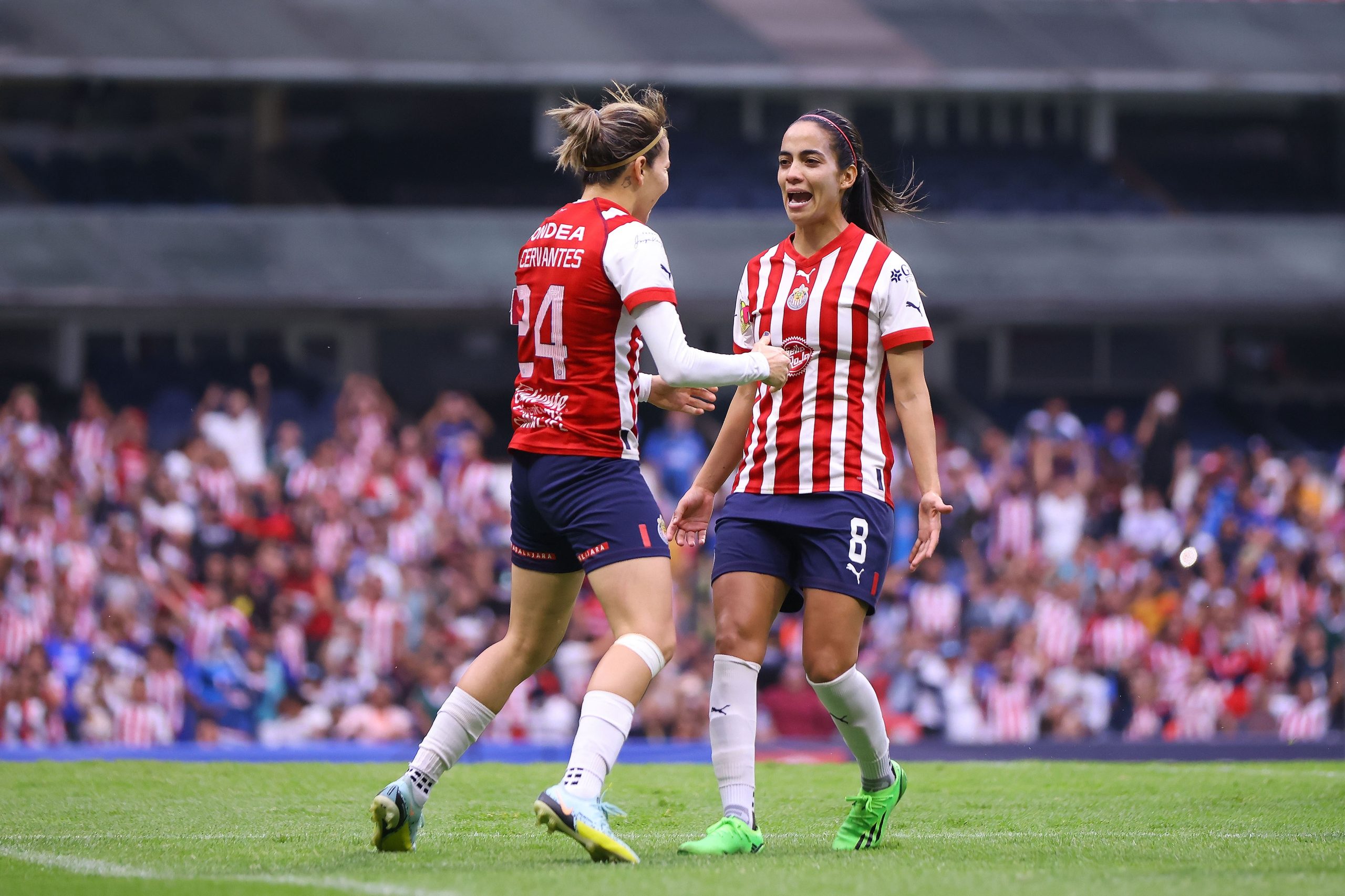 Chivas femenil gana en el Azteca y ve más cerca las semifinales