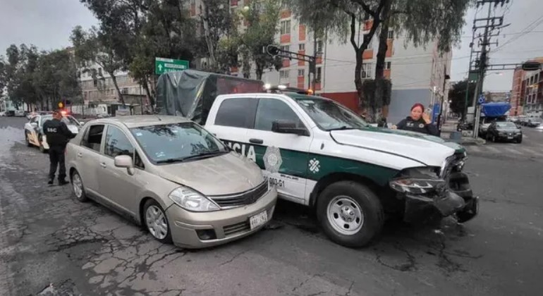 Choque de patrulla contra auto en CDMX deja 6 lesionados Choque de patrulla contra auto en CDMX deja 6 lesionados