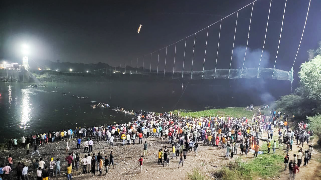 #Video Colapsa puente colgante en India; hay al menos 60 muertos #Video Colapsa puente colgante en India; hay al menos 60 muertos