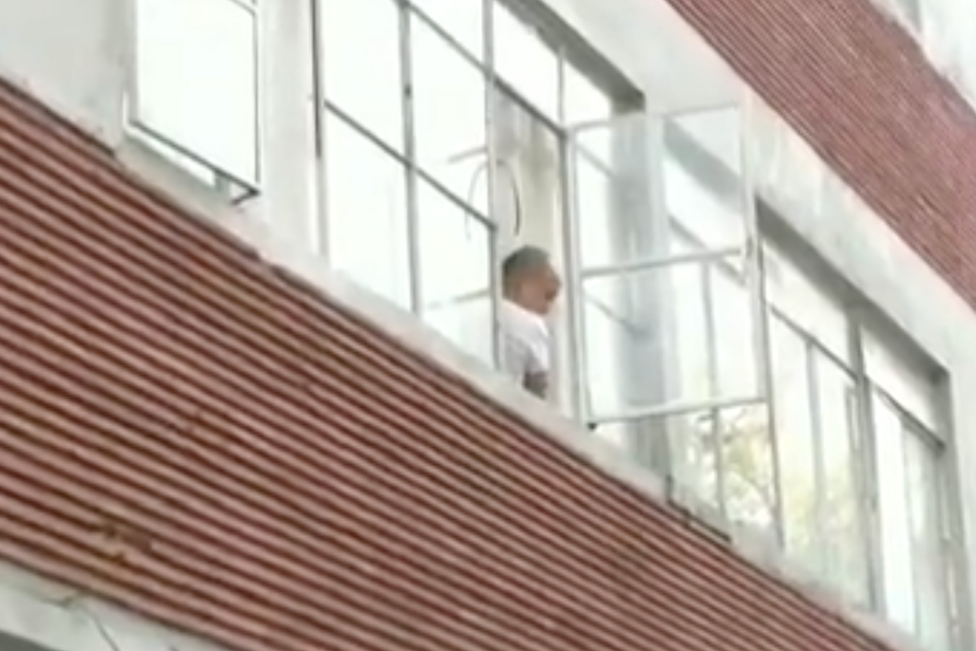 Policías y bomberos realizan operativo en colonia Roma para evitar que hombre caiga de un edificio