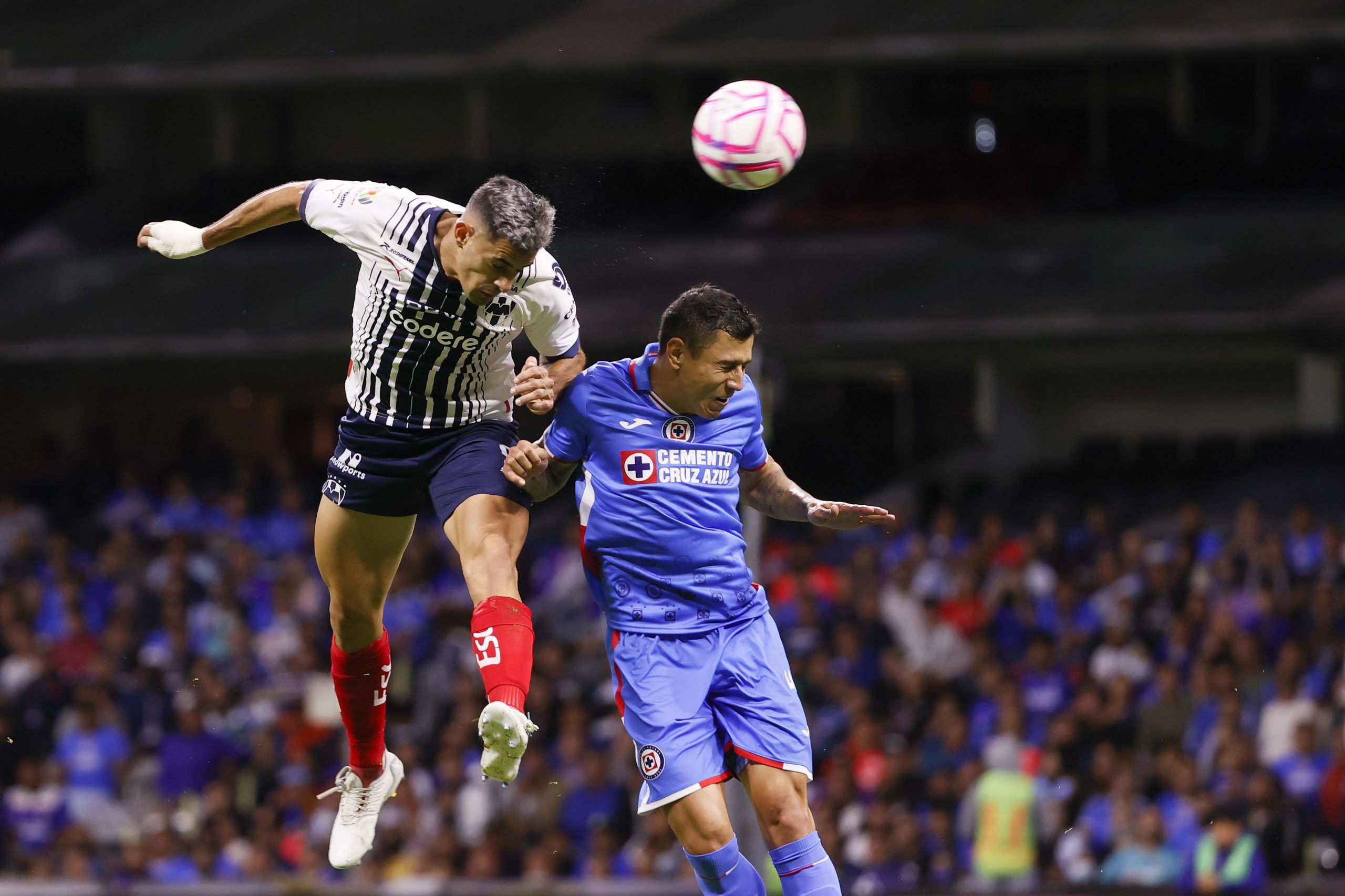 Monterrey y Cruz Azul empatan a cero en el Azteca